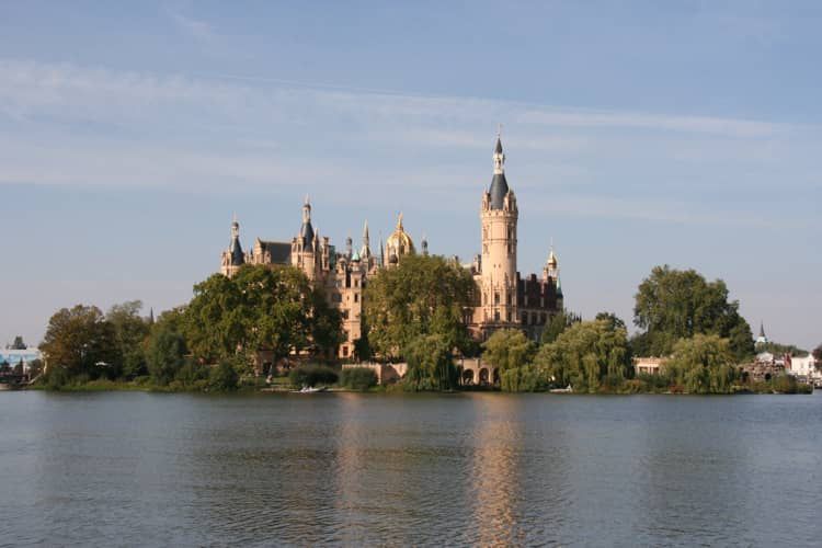 Schweriner Schloss vom Wasser aus