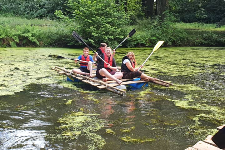 Floßbau und -fahrt bei Schloss Dreilützow