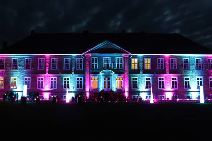 Schloss Dreilützow mit Veranstaltungsbeleuchtung