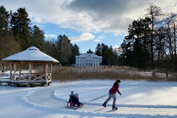 Jugendschloß Neu Sammit Eislaufen