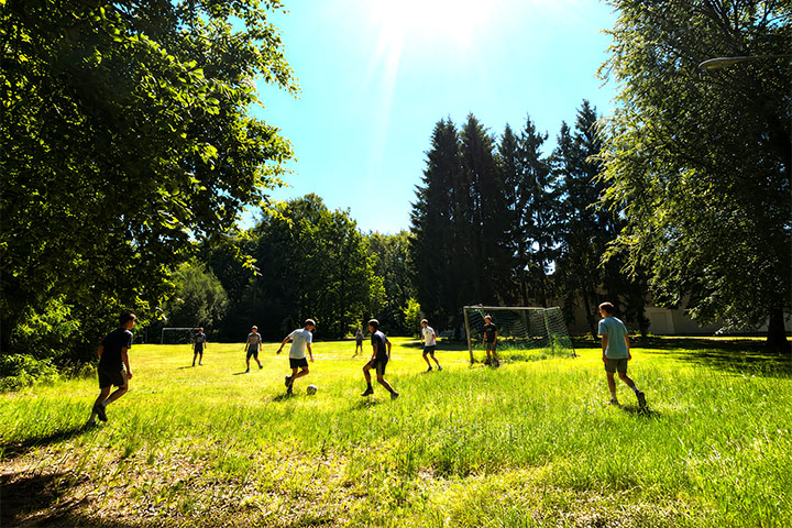 Naturcampus lütt pütt - Kinder spielen Fußball
