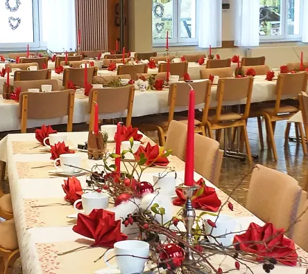 JBS Am Kutzow-See - Weihnachtsfeier - Festlich gedeckte Tafelf