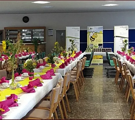 JBS Am Kutzow-See - Saal für Firmenfeier eingedeckt