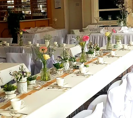 JBS Am Kutzow-See - Saal für Hochzeit eingedeckt